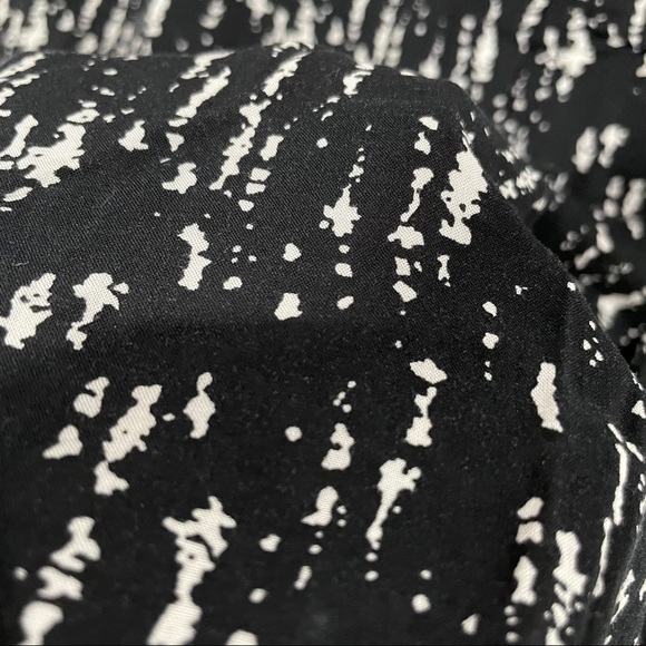 Forever 21 Black Patterned Hi-Low Top - Picture 5 of 7